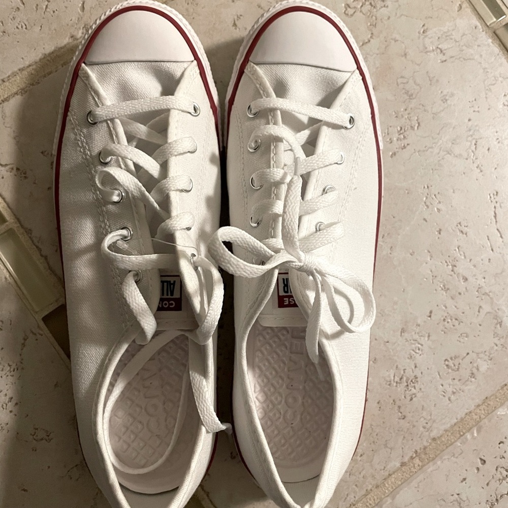 New “dainty” style white converse. Size 7